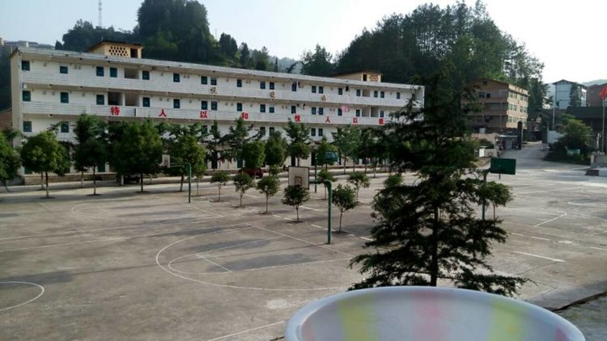 家乡中学,来源网络,图所示为2018年的中学,改造后的条件好不少