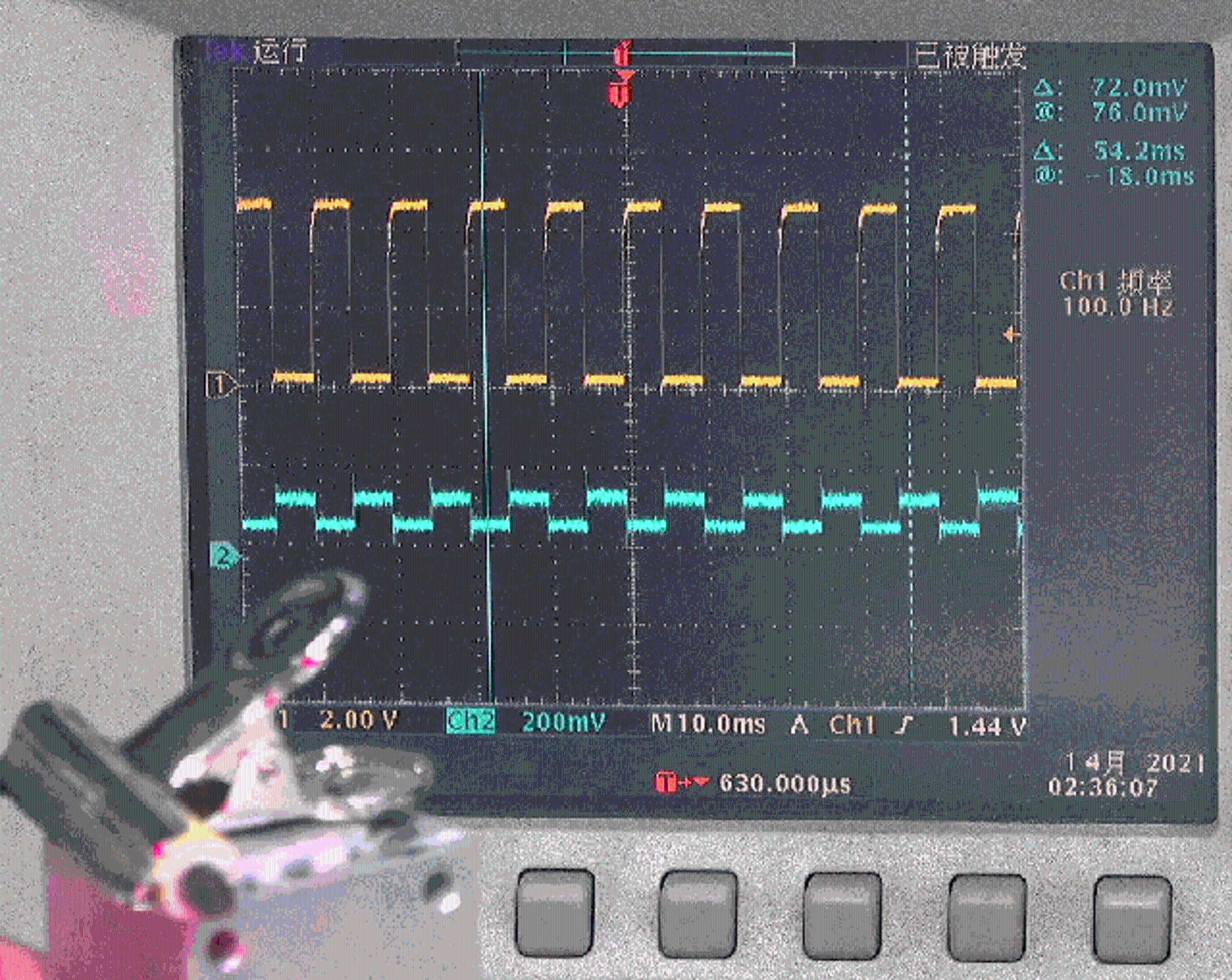 ▲ 激光管工作电压型号（黄色）与光电管检测电压信号（青色）