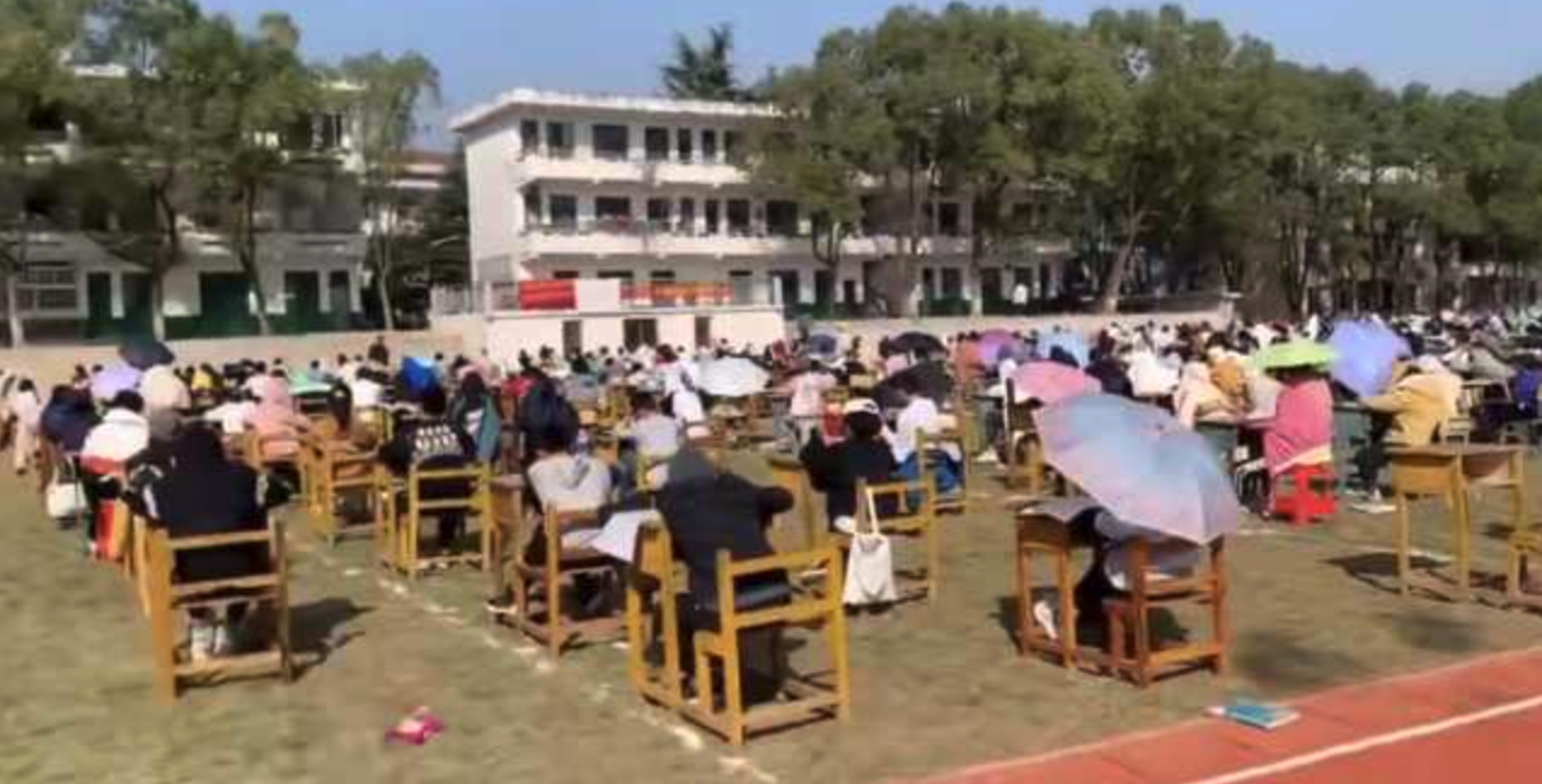 月考考场——露天操场,网图
