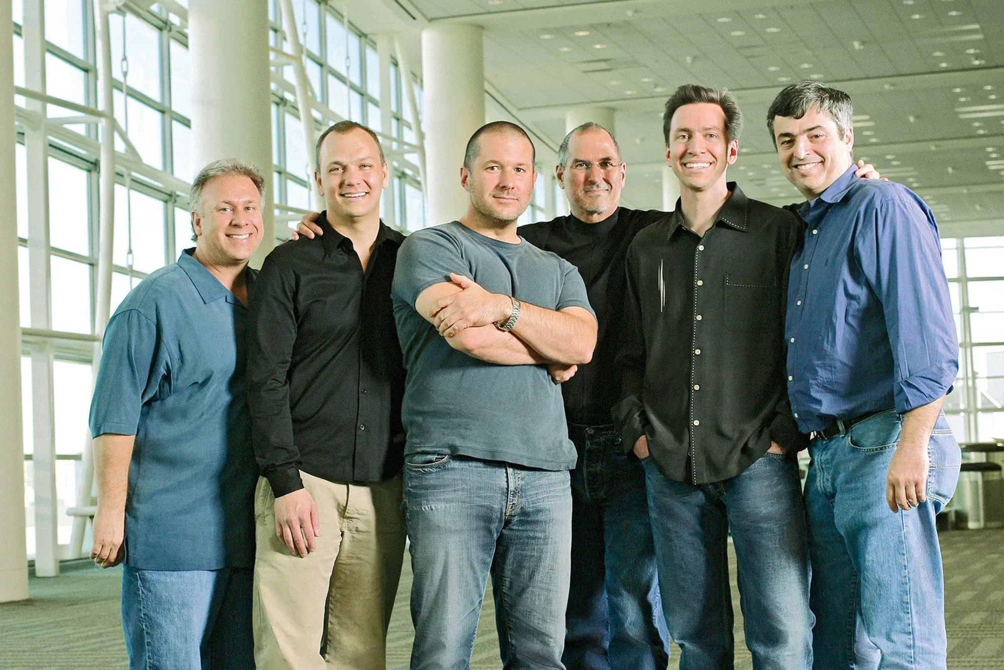 从左到右：Philip  Schiller（苹果营销资深副总裁）、Tony Fadell（iPod 之父、前苹果研发副总裁）、Jony Ive（前苹果设计副总裁）、Steve Jobs（前苹果 CEO）、Scott Forstall（前苹果研发副总裁）、Eddy Cue（现苹果服务高级副总裁）