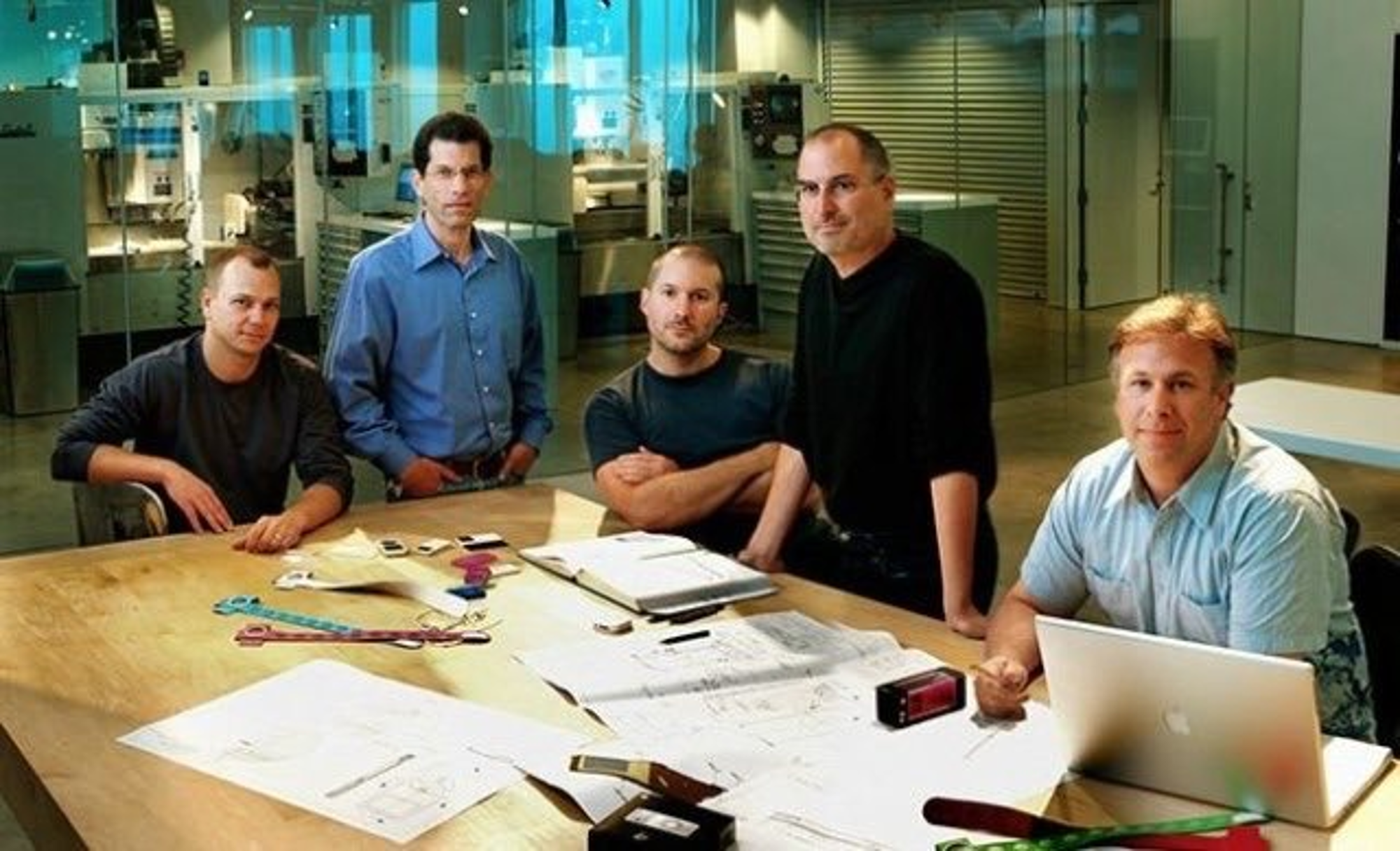 从左到右：Tony Fadell（iPod 之父、前苹果研发副总裁）、Jonathan Rubinstein（前苹果资深副总裁）、Jony Ive（前苹果设计副总裁）、Steve Jobs（前苹果 CEO）、Philip  Schiller（苹果营销资深副总裁）