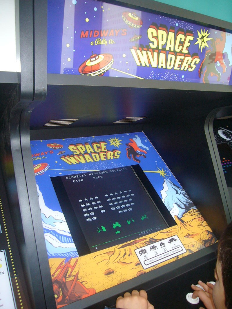 Space Invaders在街机中很受欢迎，并引入了许多成为电子游戏标准的元素