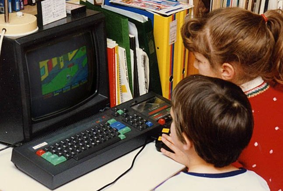 1988 年，孩子们在Amstrad CPC 464上玩报童