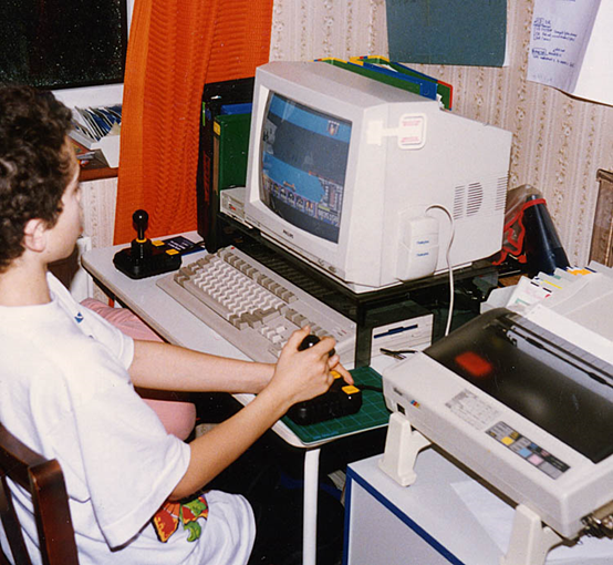 一个孩子在Amiga 500上玩Turrican