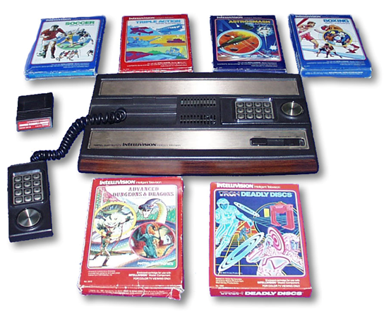 带有各种ROM 盒的Intellivision家庭控制台系统