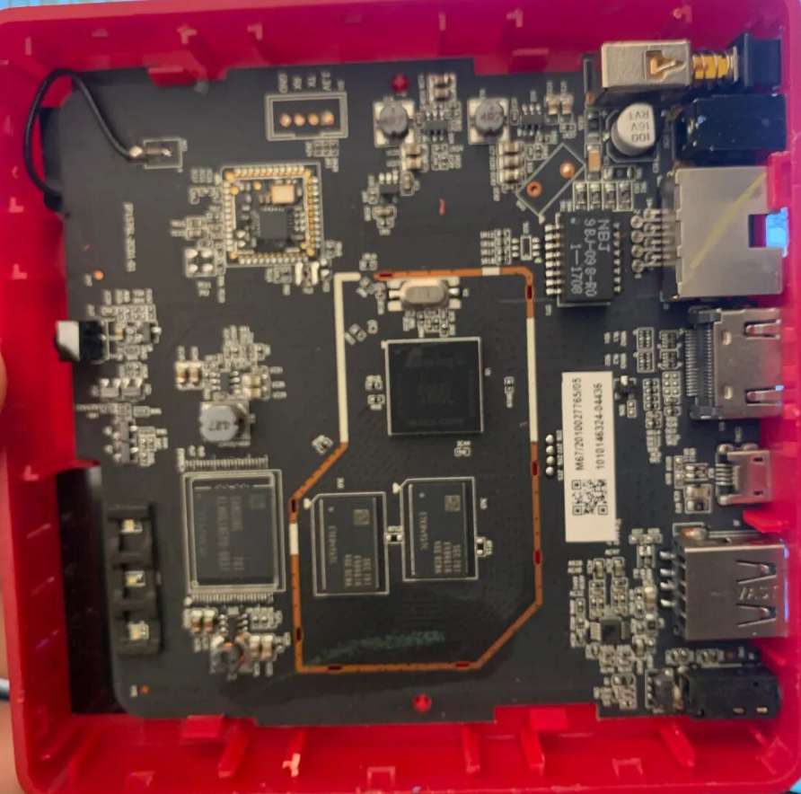 板子是黑色的,比较少见哈一般都是蓝色的板子居多