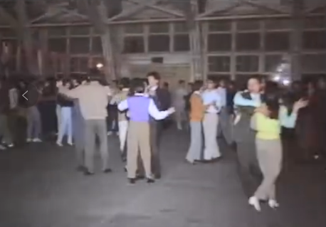 90年代在西大饭厅举行舞会的场景（图片来源：微博）
